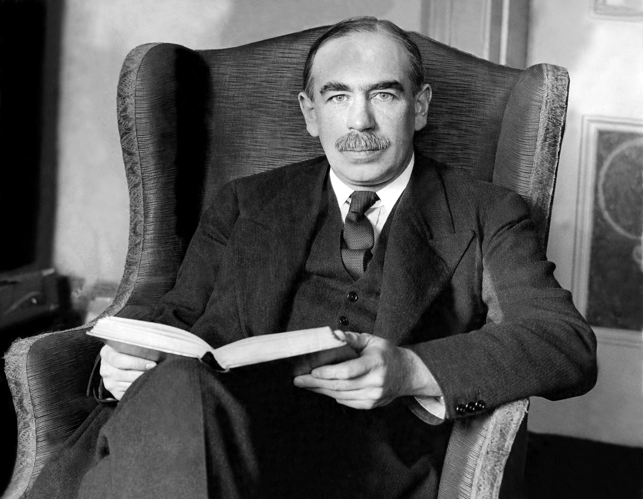 Portrait photographique de John Maynard Keynes assis face à l’objectif en 1929